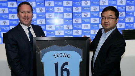 Tom Glick, Chief Commercial Officer for City Football Group, presents Stephen Ha, TECNO Mobile’s GM, with a personalised Manchester City shirt.